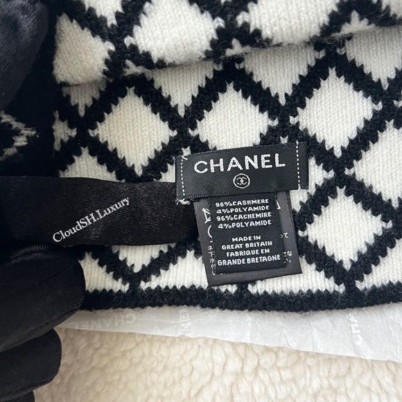 Auth Chanel CC Logo Quilted Black White Cashmere Beanie - Picture 6 of 8